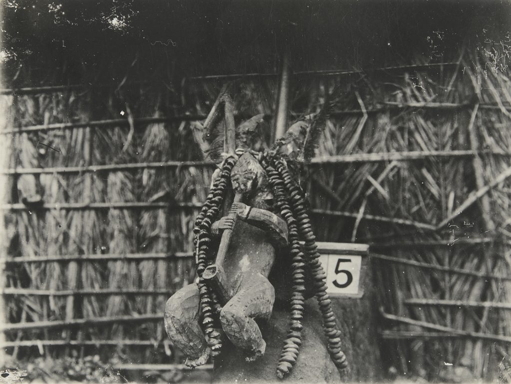Northcote Thomas's photograph of 'akosi' figure, taken in Fugar in 1909.