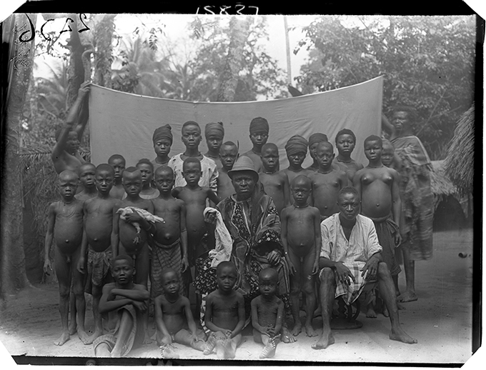 Chief Onyeso and family, photographed by N. W. Thomas, Agukwu Nri, 1911